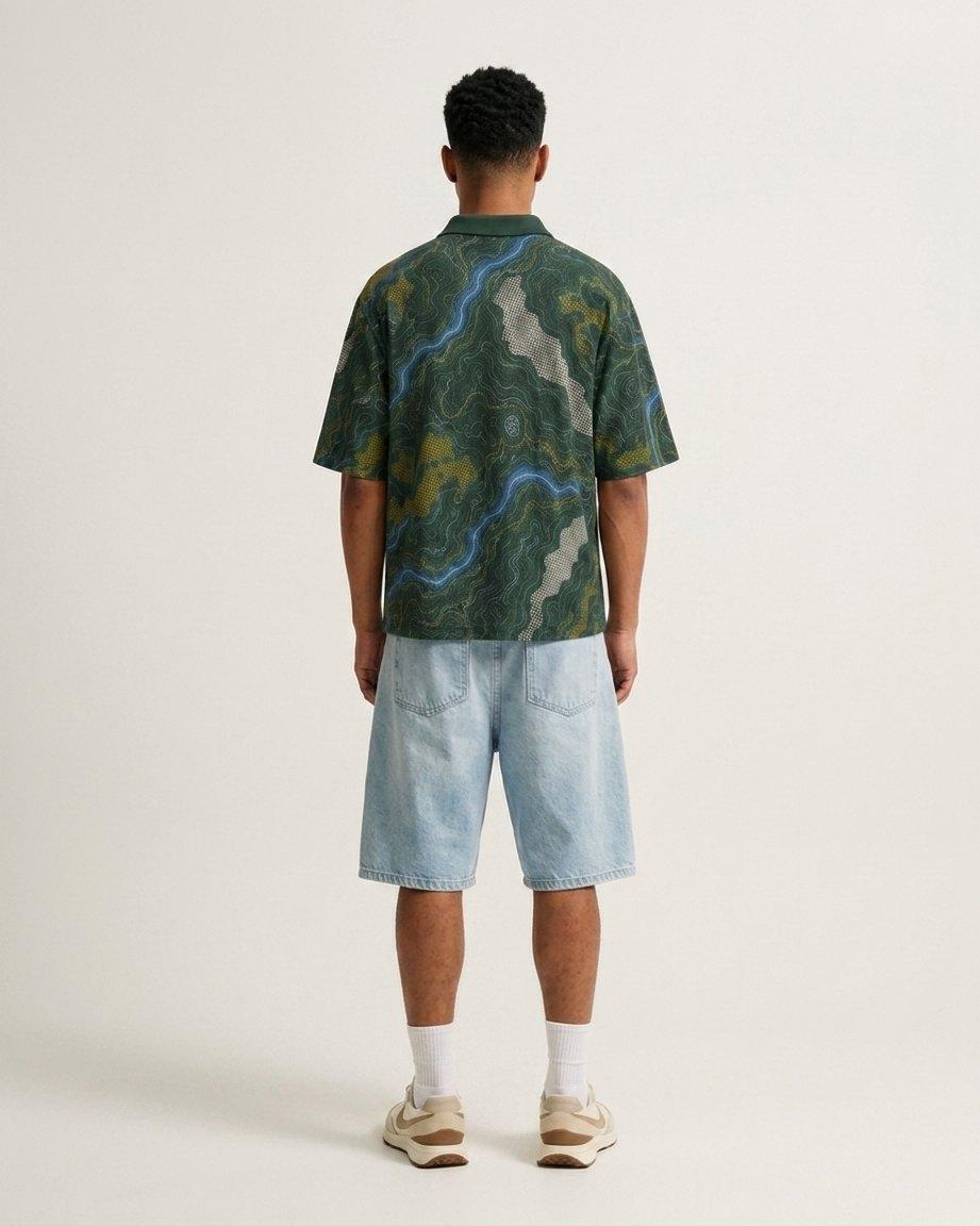 Camisa Brasil Rio 01 em verde floresta com estampa de mapa das águas em azul e amarelo