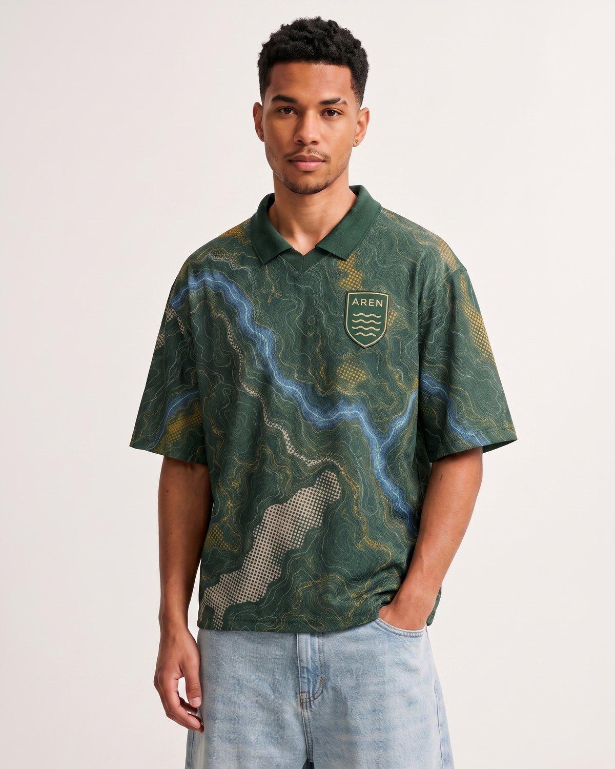 Camisa Brasil Rio 01 em verde floresta com estampa de mapa das águas em azul e amarelo